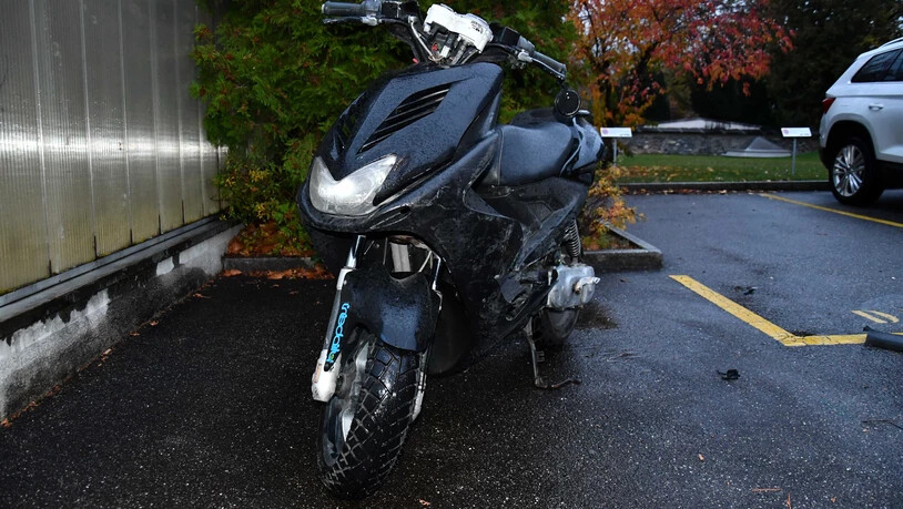 Schaden an den Fahrzeugen: Am Roller entstand Totalschaden und am Personenwagen ein Schaden von mehreren Tausend Franken.