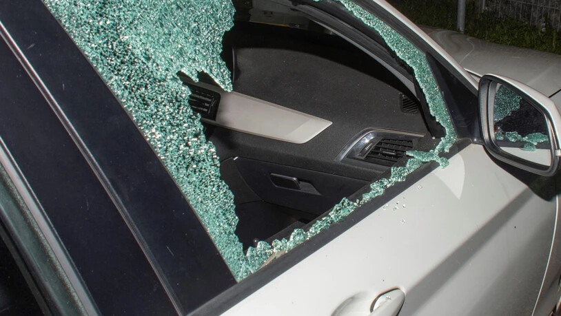 Beschädigtes Fahrzeug: Dem 30-jährigen Täter konnten unter anderem Einbrüche in Autos nachgewiesen werden.