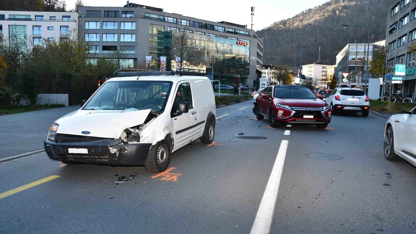 Hoher Sachschaden: Nach einem heftigen Zusammenstoss müssen beide Autos abgeschleppt werden.