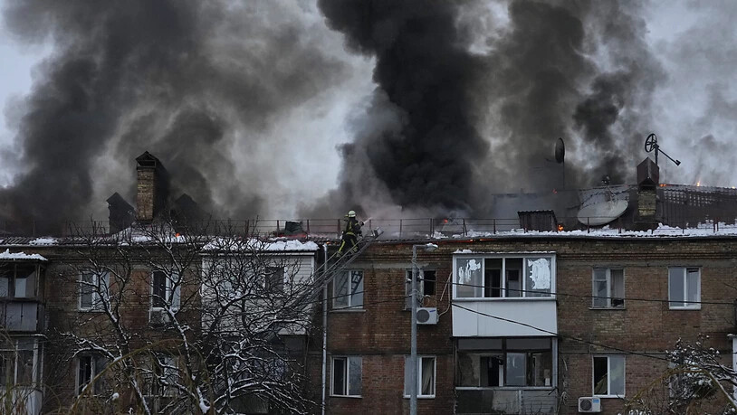 Feuerwehrleute des staatlichen ukrainischen Katastrophenschutzes löschen ein Feuer am Ort eines Beschusses. Die Behörden meldeten Stromausfälle in mehreren ukrainischen Städten, darunter in Teilen von Kiew, und im benachbarten Moldawien, nachdem erneut…