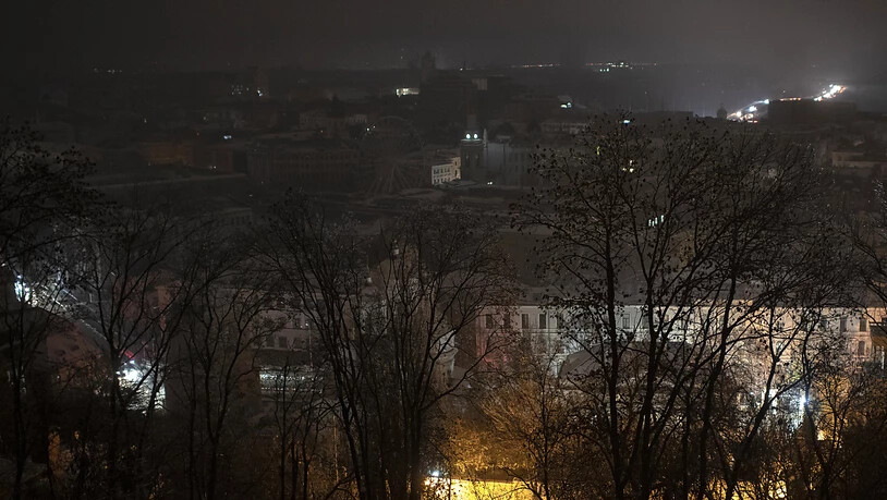 Kiew ist während eines Stromausfalls nach einem russischen Raketenangriff unbeleuchtet. Foto: Andrew Kravchenko/AP/dpa