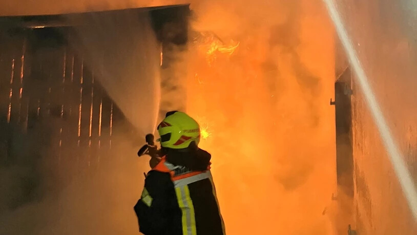 Trotz aller Löschversuche: Die 40 Einsatzkräfte der Feuerwehr Muttler konnten die Holzbox nicht vom Feuer befreien.