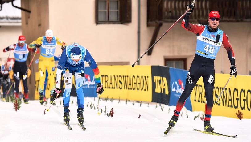 Enger Schlussspurt: Alles strecken nützt nichts. Der Athlet rechts gewinnt und freut sich darüber.