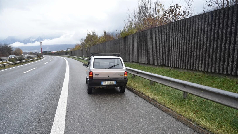 Bei Domat/Ems: Ein 54-jähriger Mann baut auf der A13 einen Selbstunfall.