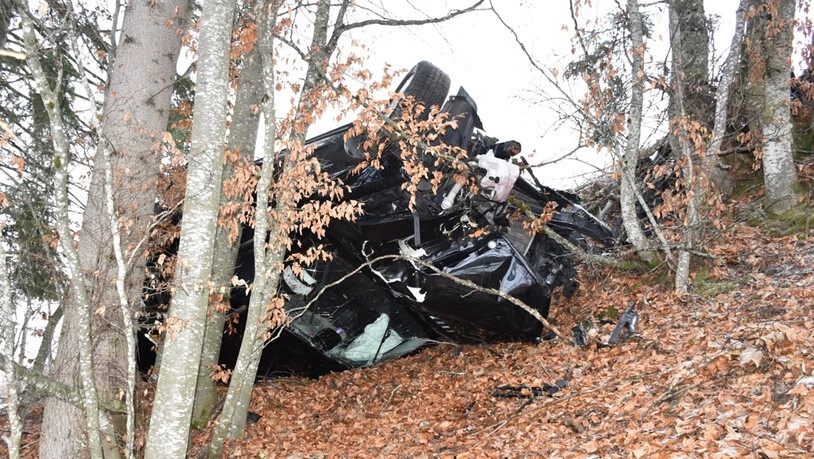 Totalschaden: Das Unfallauto wurde am Donnerstagvormittag geborgen.