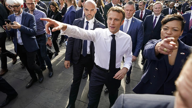 Der französische Präsident Emmanuel Macron (Bildmitte) ist derzeit auf Besuch in den USA. Er hat unter anderem auch den Tesla-Gründer und neuen Twitter-Besitzer Elon Musk getroffen. (Archivbild)