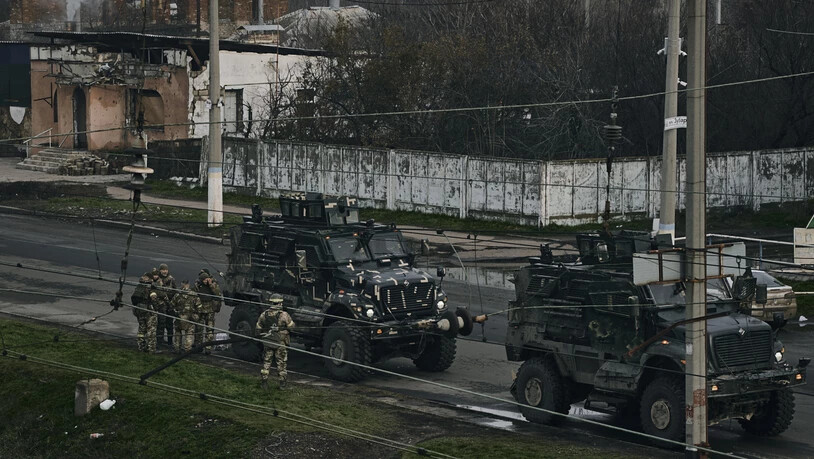 Ukrainische Soldaten an der Frontlinie in der Nähe von Bachmut. Foto: Libkos/AP/dpa