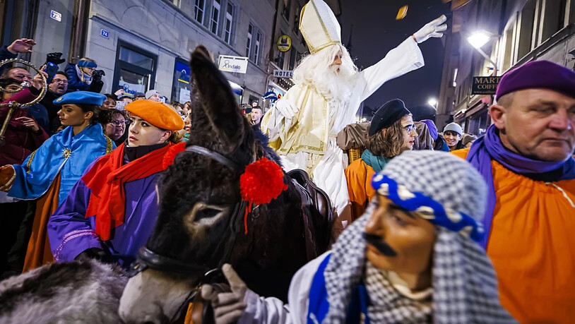 Der heilige Nikolaus, Schutzpatron von Freiburg, ist nach zwei Jahren Unterbrechung wegen der Corona-Pandemie in die Stadt zurückgekehrt.