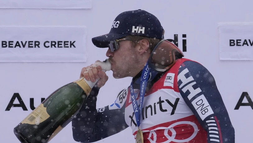 Aleksander Kilde genehmigt sich nach seinem zweiten Sieg in der zweiten Abfahrt des Winters einen verdienten Schluck