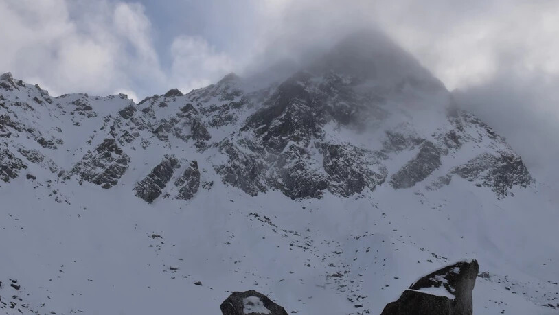 Abgestürzt: Eine Lawine erfasst eine Gruppe von drei Personen. Ein 24-Jähriger stürzt 200 Meter über Felsen ab und zieht sich tödliche Verletzungen zu.