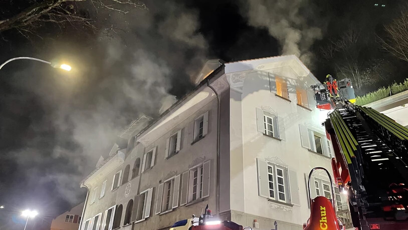Zehn Personen mussten das Haus verlassen: Nachdem in der Nacht auf Donnerstag in einem Churer Mehrfamilienhaus in einer Küche ein Feuer ausgebrochen war, sind zwei Stockwerke bis auf Weiteres nicht bewohnbar.
