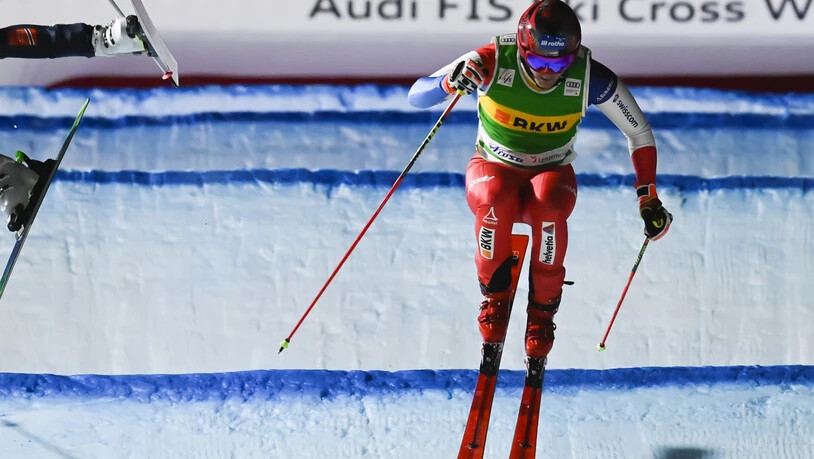 Ambitioniert: Der Aroser Tobias Baur nimmt eine Welle.