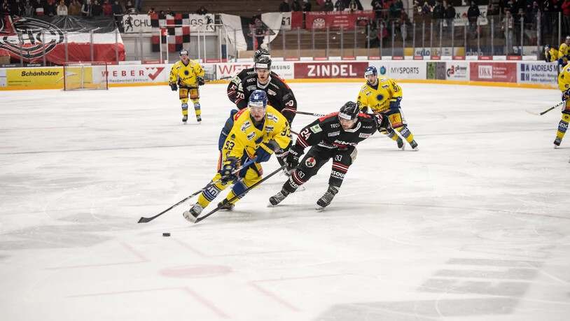 Am Samstag den 15. Januar 2022: Der EHC und der EHC Arosa trafen sich zum Bündner Derby im Thomas Domenig Stadion auf dem Rossboden in Chur. Im Bild der Churer Verteidiger Wesley Haueter (24) und Remo Amstutz (93).
