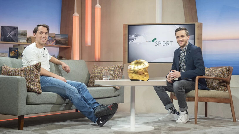 Zu Gast im Studio von TV Südostschweiz: Carlo Janka schaut nach seinem allerletzten Rennen im Churer Medienhaus vorbei – mitsamt goldenem Helm.