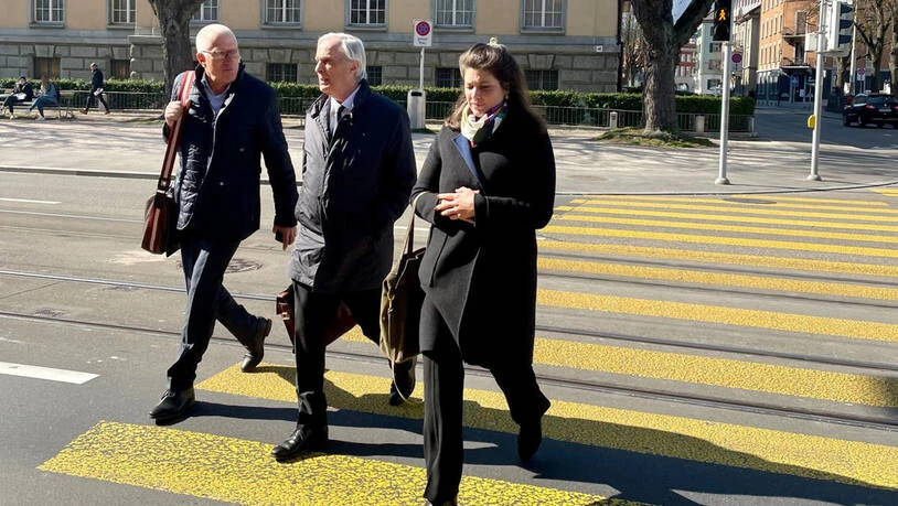 Team Vincenz: Pierin Vincenz, sein Verteidiger, Staranwalt Lorenz Erni, und eine weitere Anwältin der Kanzlei Erni (von links) auf dem Weg zum Zürcher Volkshaus, wo Ende Januar der Raiffeisen-Prozess beginnt.