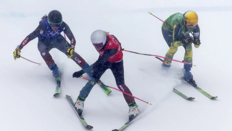Umstrittener Olympia-Final: Fanny Smith (m.) im Kampf mit der Kanadierin Brittany Phelan (li.) und der Deutschen Daniela Maier