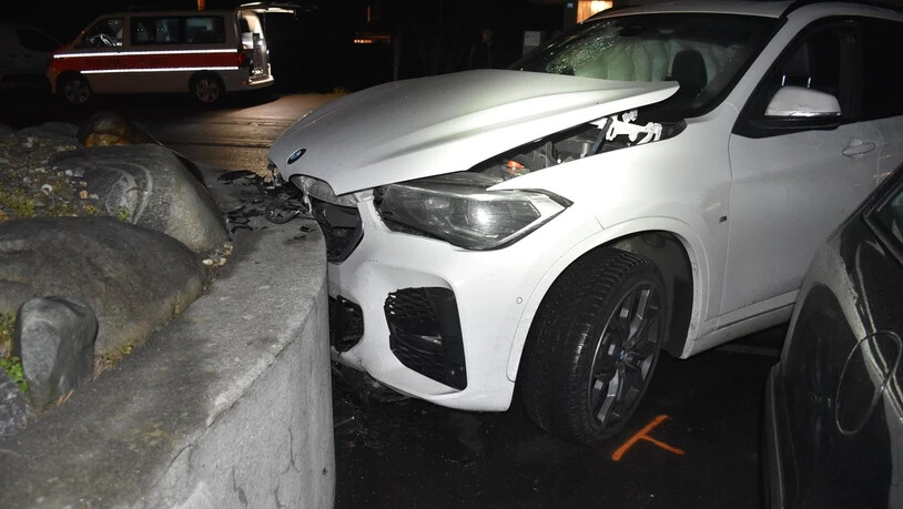 Frontalkollision: Ein 58-jähriger Autofahrer prallt unter Alkoholeinfluss mit einer Mauer zusammen. Er war nicht angegurtet und hat sich schwer am Gesicht verletzt.