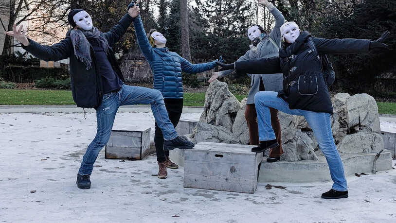 Als Bühne dient ihnen der leere Brunnen im Volksgarten in Glarus.