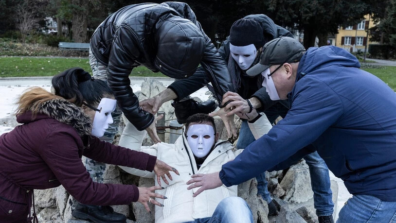 Maskerade: Zwölf Personen begeben sich auf die Spuren des Theaters.