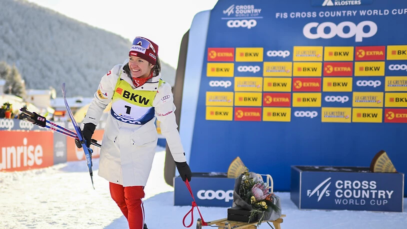 Nadine Fähndrich verlässt die Siegerehrung mit einem Geschenkkorb.