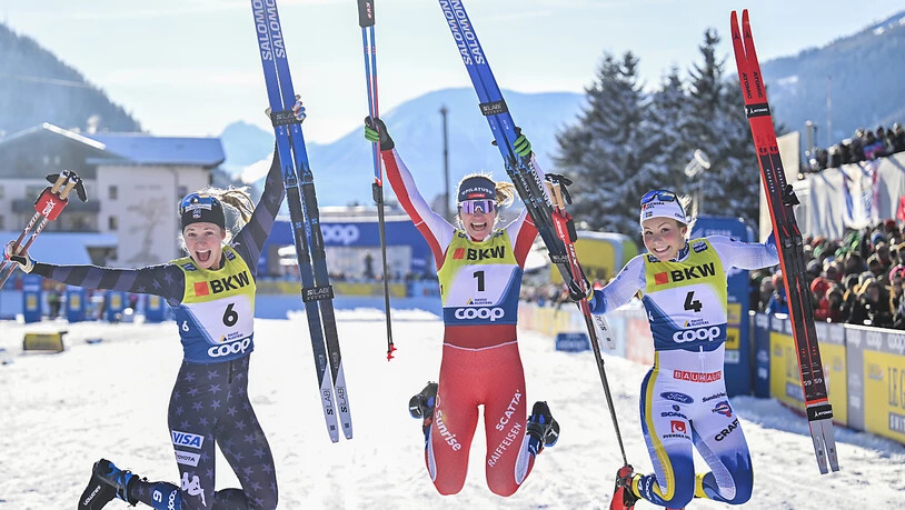 Der obligate Freudenspung: Jessie Diggins, Nadine Fähndrich und Johanna Hagström (von links).