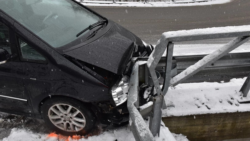 Selbstunfall: Das Auto der 53-Jährigen rutschte in einer Linkskurve in die Leitplanke. 
