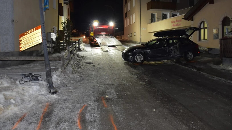 Zusammenstoss: Ein 16-Jähriger wollte mit seinem Kollegen eine Spritztour unternehmen. In Zuoz verlor er die Kontrolle über das Auto seines Vaters.