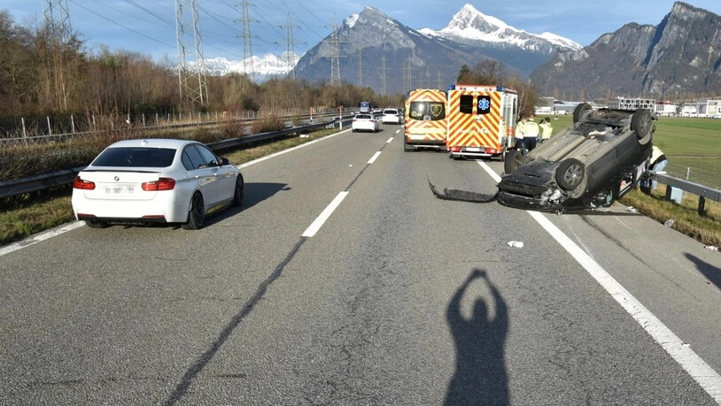 Auf dem Dach liegend: Weil ein schwarzer Kombi/Multivan zu langsam vom Pannenstreifen auf die Autobahn eingefahren ist, kam es folglich zu einer Auffahrkollision zwischen zwei beteiligten Fahrzeugen.