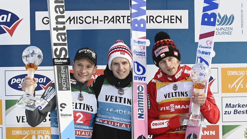 Insbesondere Dawid Kubacki aus Polen (rechts) könnte Granerud (Mitte) den Tourneesieg noch streitig machen