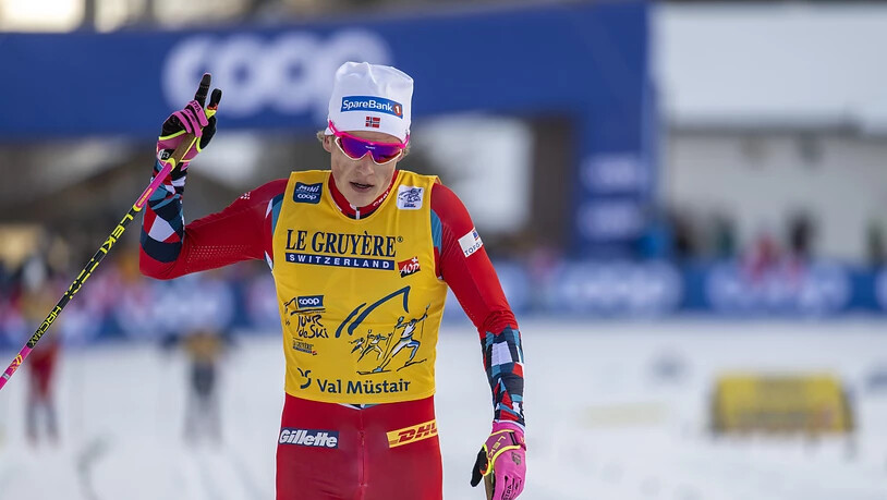 Das gewohnte Bild an der Tour de Ski: Beim Überqueren der Ziellinie jubelt Johannes Hösflot Klaebo.