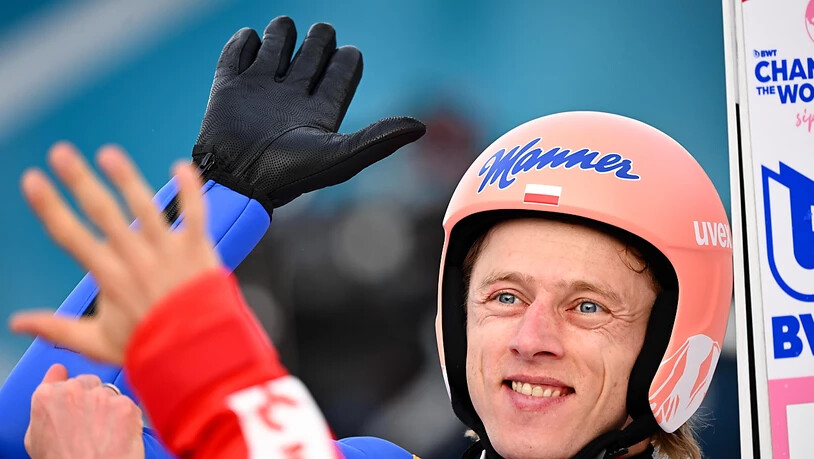 Der Sieger Dawid Kubacki winkt den polnischen Fans zu.