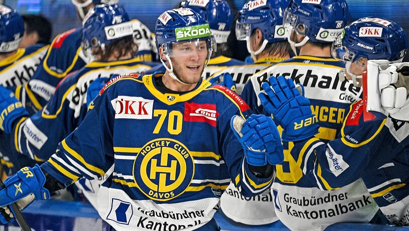 Nach dem Ausgleich: Enzo Corvi klatscht nach seinem Tor zum 3:3 mit seinen Mitspielern ab.