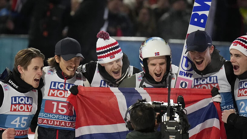 Halvor Egner Granerud (mit Helm) und seine Teamkollegen lassen den Emotionen freien Lauf.