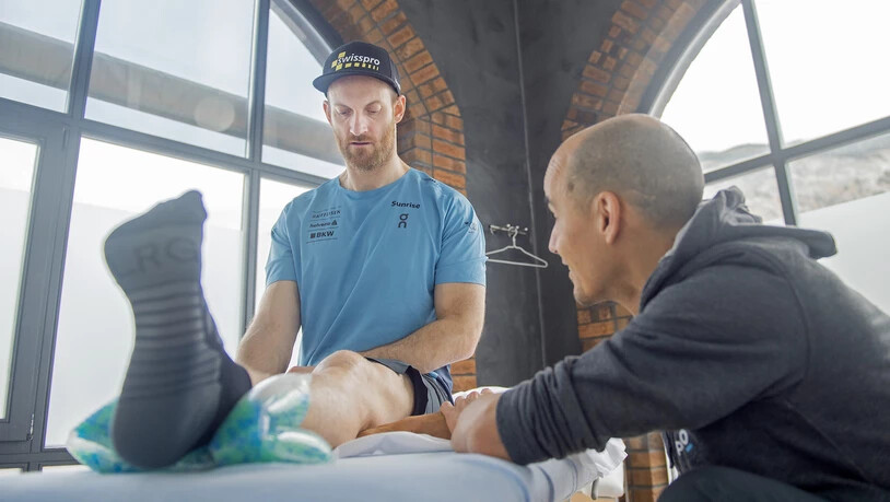 Verletzter Skicrosser im Physiotraining: Obwohl Olympia-Silbermedaillengewinner Alex Fiva die WM-Titelverteidigung verletzungsbedingt verpasst, soll die Karriere nicht so enden.