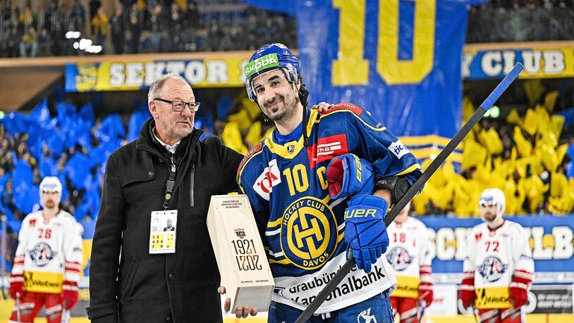 Auszeichnung: Andres Ambühl wird für sein 1004. Spiel für den HCD geehrt.