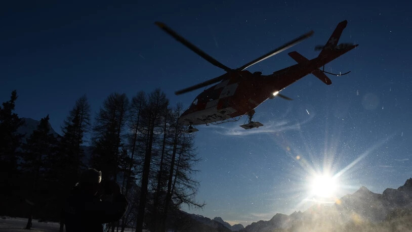Einsatz am Sonntagnachmittag: Die Rega bringt den verletzten Bub ins Kantonsspital Graubünden.