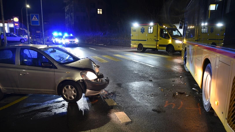 Grosser Schaden: Durch den Unfall entstand am Auto Totalschaden und am Postauto ein Sachschaden von rund 5000 Franken.
