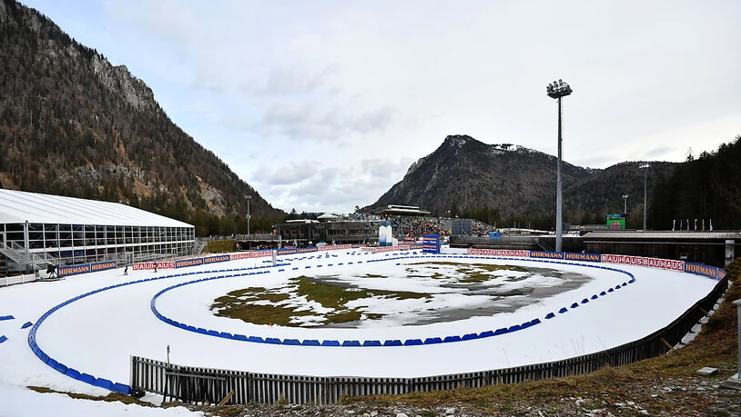 Wenig Schnee und wenig Zielsicherheit: Die Schweizer Männer-Staffel belegt beim Weltcup im deutschen Biathlon-Mekka Ruhpolding nur den 17. Platz