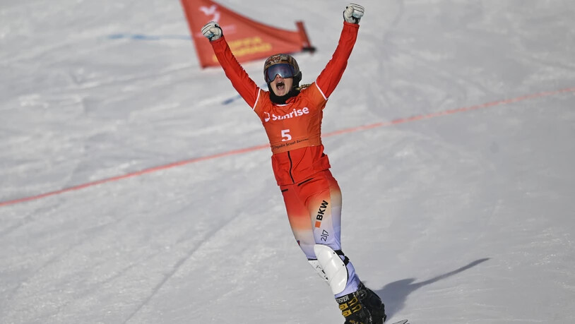 Grosse Freude: Julie Zogg bezwingt ihre Gegnerin im kleinen Final knapp und darf sich über Rang 3 in Scuol freuen.
