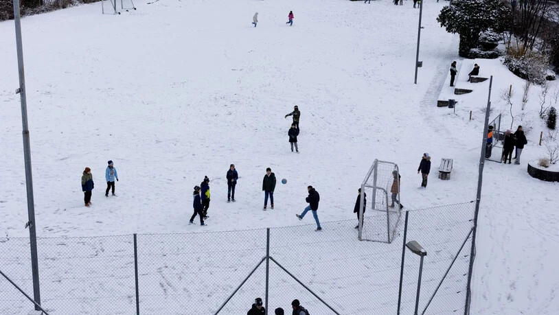 Fussball geht auch ohne rutschigen Rasen.