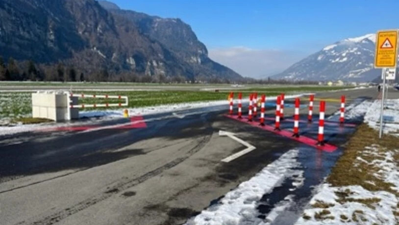 Eine der zwei «Schleusen»: Velofahrer werden auf die Gefahr von Flugverkehr hingewiesen und abgebremst.