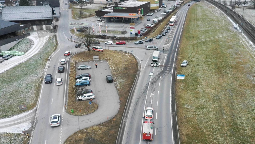 Schwerer Unfall in Schiers: Bei einem Abbiegmanöver ist das Auto einer 37-Jährigen mit einem Lieferwagen eines 36-Jährigen kollidiert. Die Frau war im Auto eingeklemmt und musste mit schweren Verletzungen ins Spital geflogen werden.