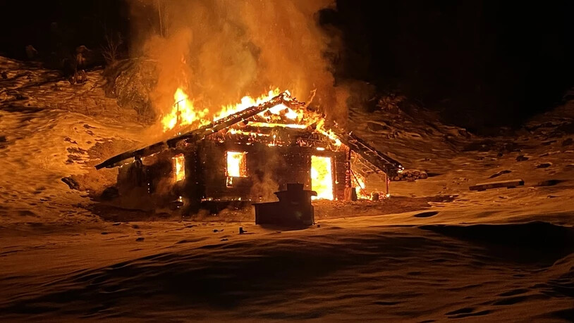 Aufwändige Löscharbeiten: Auf dem Weg zum Brandobjekt mussten die Einsatzkräfte die Bergstrasse von liegenden Bäumen befreien. Und zusätzliches Löschwasser musste mit einem Druckfass zum Ereignisort geführt werden.