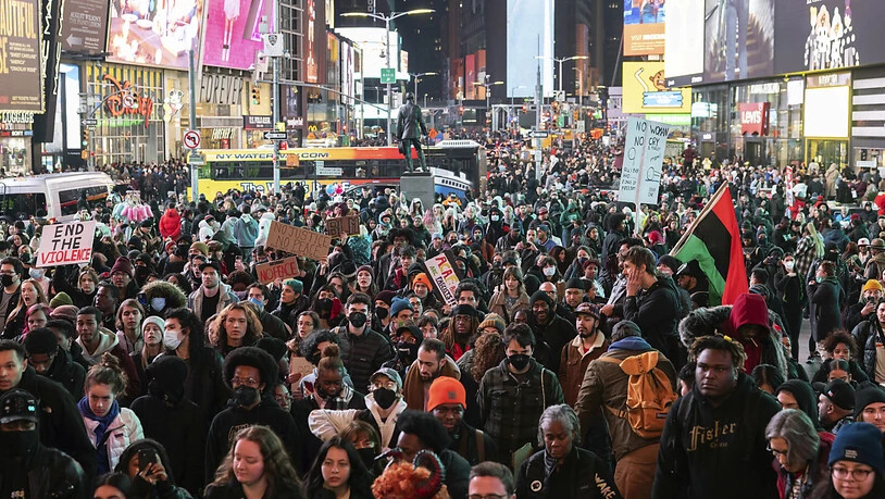 Demonstranten versammeln sich nach dem Tod von Tyre Nichols zu einem Protest auf dem Times Square. Foto: Yuki Iwamura/AP/dpa