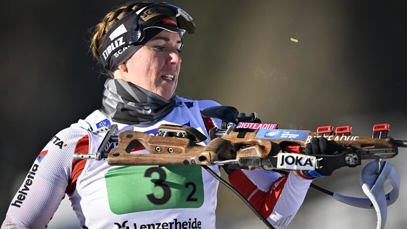 Kritischer Blick: Lena Häcki-Gross beäugt ihr Gewehr genau.