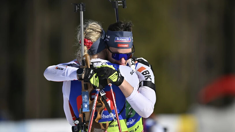 Herzliche Umarmung: Amy Baserga und Niklas Hartweg gratulieren sich zur EM-Silbermedaille in der Staffel.