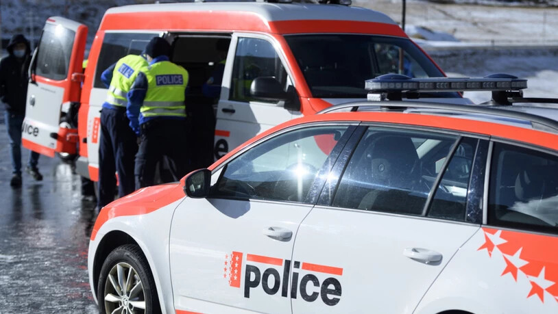 Die Kantonspolizei Wallis hat in der Nähe von Ovronnaz zwei Lawinentote entdeckt. Sie geht davon aus, dass es sich bei den Opfern um eine 42-jährige Französin und einen gleichaltrigen Belgier handelt, die seit vergangener Woche vermisst wurden. …