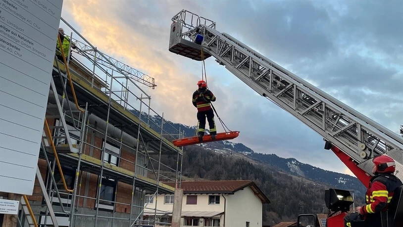 Feuerwehr im Einsatz: Nach einem Fehltritt musste ein Arbeiter von der Feuerwehr geborgen werden.