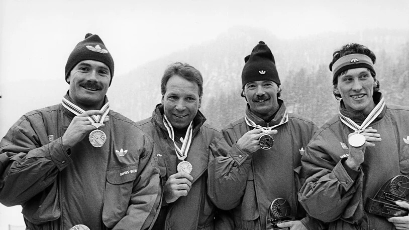 Aus den Goldenen Jahren des Schweizer Bobsports: 1987 feierten Ralph Pichler/Celeste Poltera (re.) vor Hans Hiltebrand/André Kiser im Zweier einen Doppelsieg
