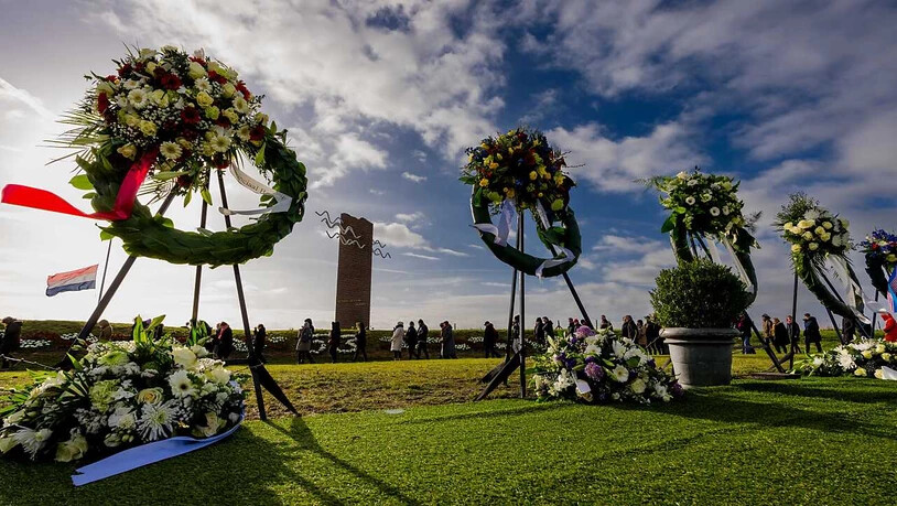 Blumenkränze wurden während einer Gedenkfeier im Watersnoodmuseum aufgestellt. Foto: MARCO DE SWART/ANP/dpa